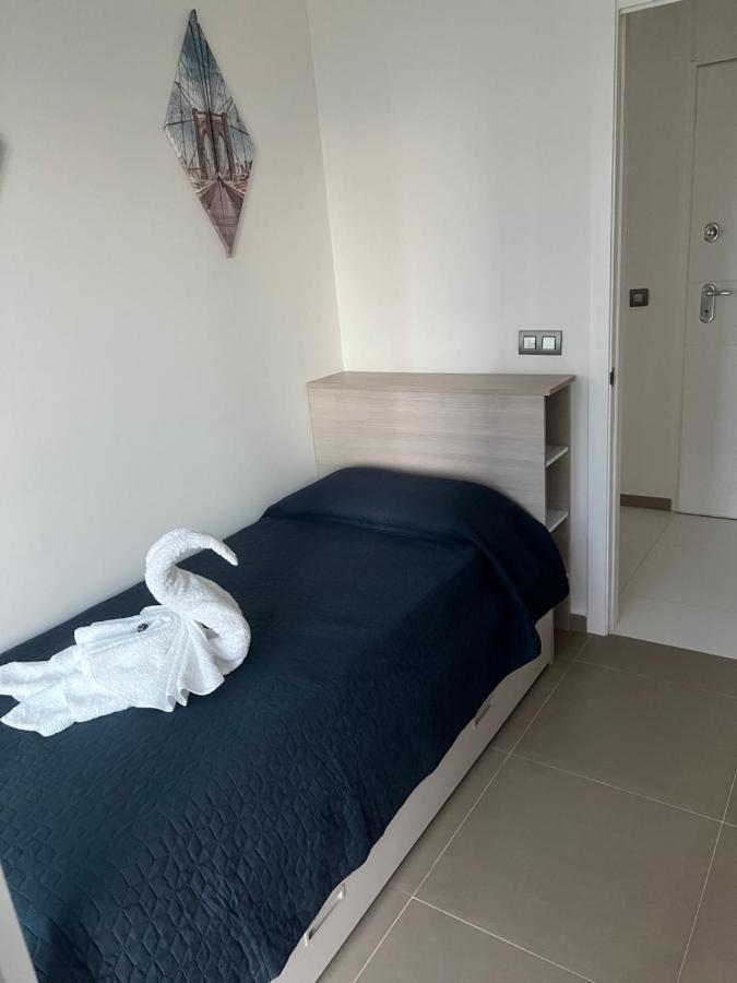 Intempo Celia-Apartment At Famous Intempo Building เบนิดอร์ม ภายนอก รูปภาพ